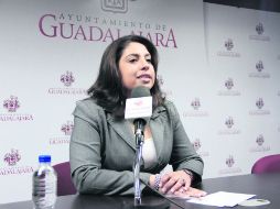 La regidora Elisa Ayón, ayer en la rueda de prensa en la que ofreció disculpas por su conducta. ESPECIAL /