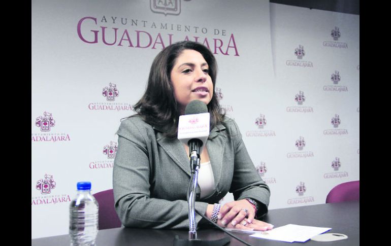 La regidora Elisa Ayón, ayer en la rueda de prensa en la que ofreció disculpas por su conducta. ESPECIAL /