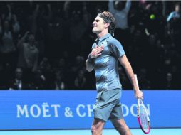 Roger Federer se llevó sentidamente la mano al corazón al consumar la victoria, algo que jamás había hecho.  /