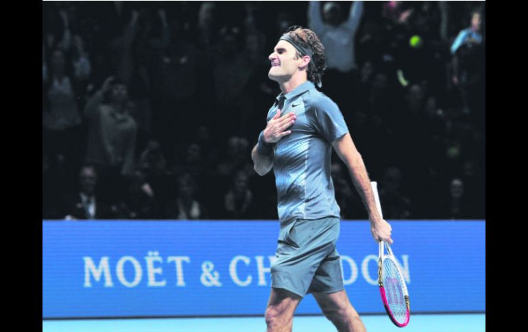 Roger Federer se llevó sentidamente la mano al corazón al consumar la victoria, algo que jamás había hecho.  /