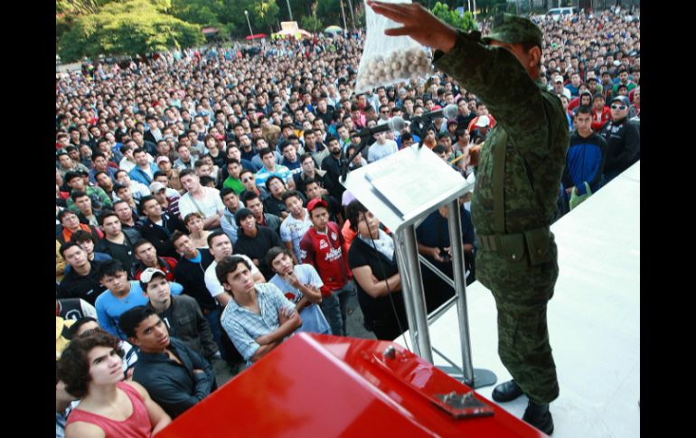 La bola blanca significa que los jóvenes tienen que cumplir con acciones militares.  /