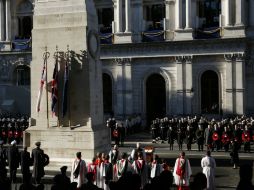 Miles de personas reunidas en Whitehall inclinaron la cabeza durante dos minutos de silencio. AFP /