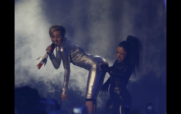 Imagen de la cantante durante su primera presentación en los premios. AP /