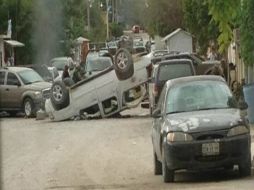 En la colonia López Portillo culminó el enfrentamiento con una camioneta Suburban volcada. TOMADA DE @ValorTamaulipas  /