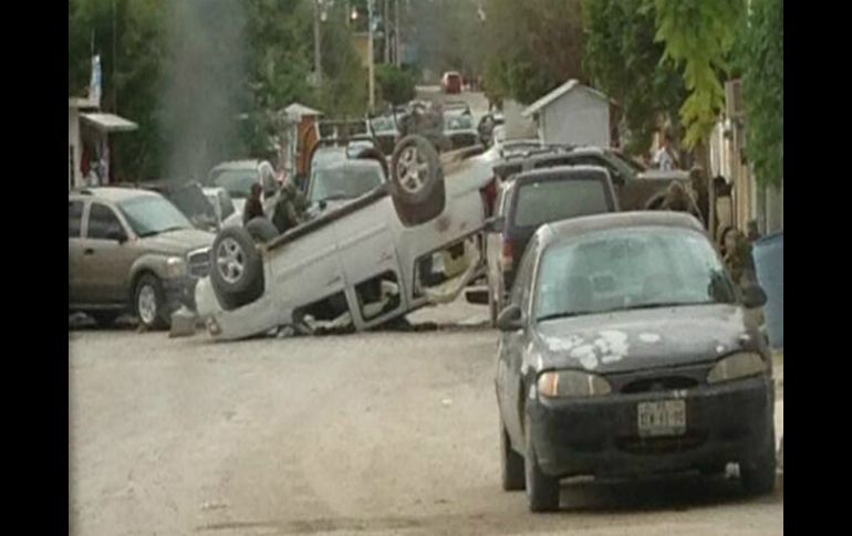 En la colonia López Portillo culminó el enfrentamiento con una camioneta Suburban volcada. TOMADA DE @ValorTamaulipas  /