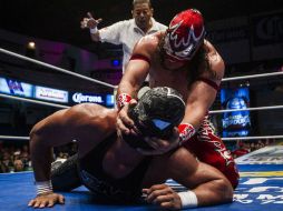 Función estelar de lucha libre en la Arena Coliseo, Sombra negra contra Euforia.  /