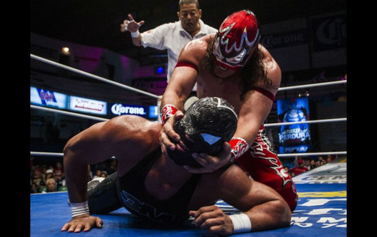 Función estelar de lucha libre en la Arena Coliseo, Sombra negra contra Euforia.  /