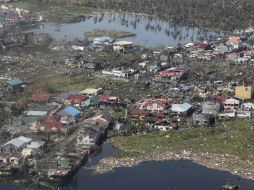 Vista aérea de los destrozos causados por el tifón Haiyan en la ciudad de Tacloban. EFE /