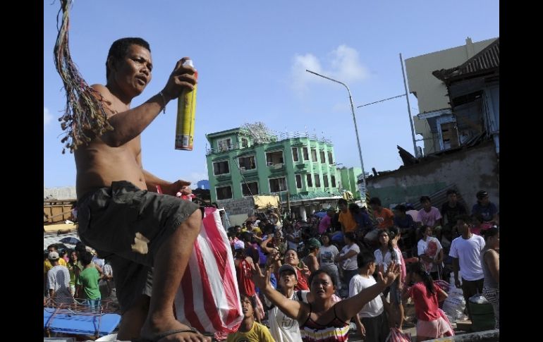 Autoridades filipinas han declarado el estado de calamidad tras el tifón. AP /