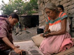 Los pobladores de San Pablito Pahuatlán, incorporan la sosa cáustica en procesos de papel amate. ESPECIAL /