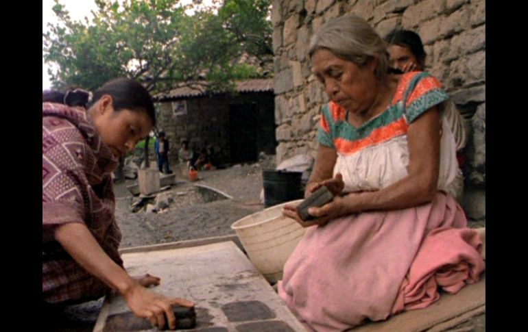 Los pobladores de San Pablito Pahuatlán, incorporan la sosa cáustica en procesos de papel amate. ESPECIAL /