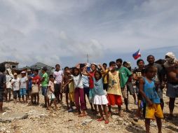 Los afectados por el supertifón se forman para recibir ayuda humanitaria. EFE /