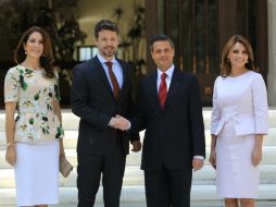 El Presidente Peña Nieto (2d) y su esposa (d) reciben a los príncipes de Dinamarca, Federico (2i) y Mary (i). EFE /