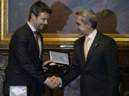 El príncipe Frederik (i) estrecha la mano del alcalde de Ciudad de México Miguel Ángel Mancera (d) durante la ceremonia. AFP /