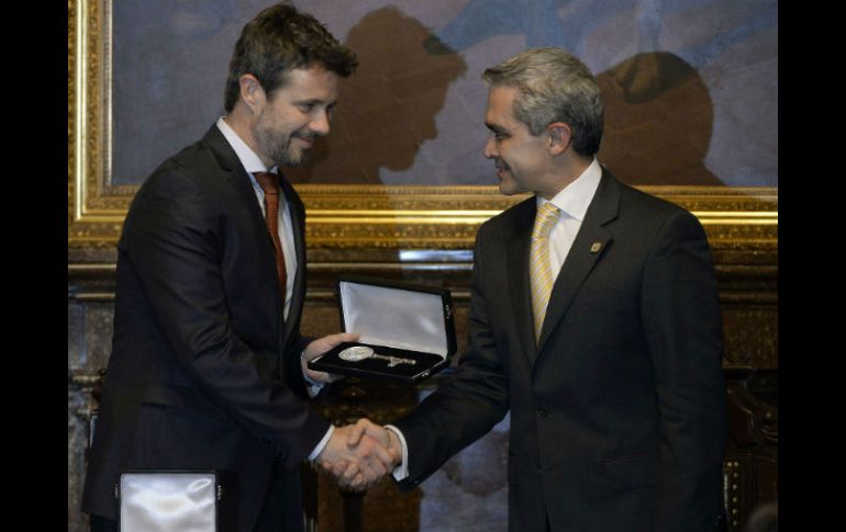 El príncipe Frederik (i) estrecha la mano del alcalde de Ciudad de México Miguel Ángel Mancera (d) durante la ceremonia. AFP /