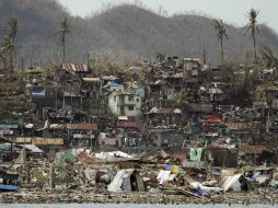 Vista general de los destrozos causados por el paso de 'Haiyán' sobre la ciudad de Tacloban. EFE /