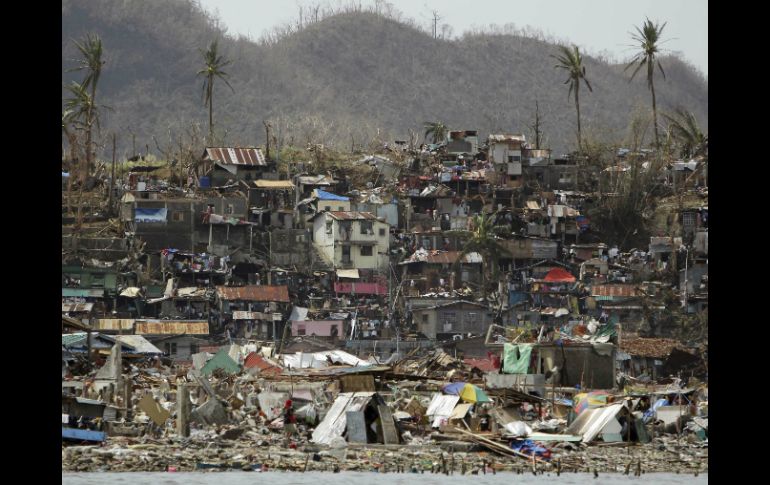 Vista general de los destrozos causados por el paso de 'Haiyán' sobre la ciudad de Tacloban. EFE /