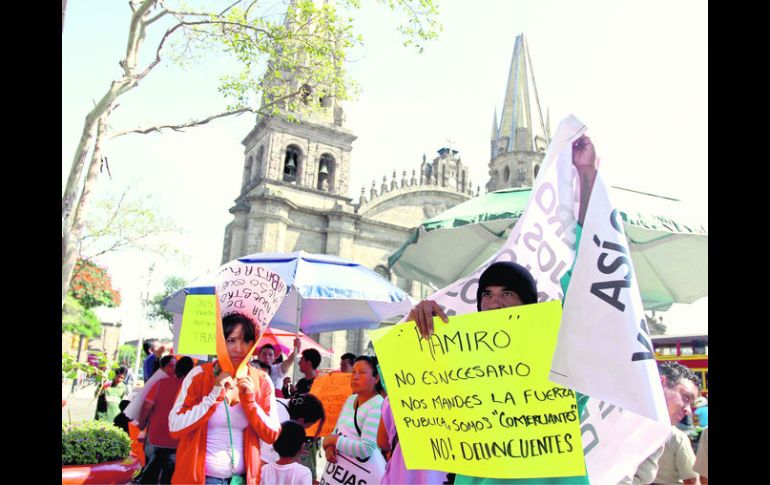 Vendedores ambulantes se manifestaron ayer contra el alcalde.  /