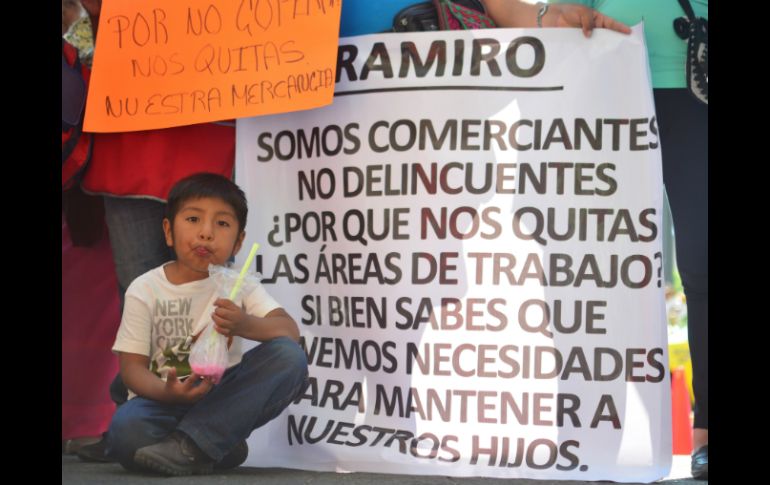 El día de ayer, vendedores ambulantes se manifestaron para pedirle al alcalde tapatío un lugar para vender. ARCHIVO /