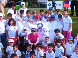 Azahara Muñoz (rosa) impartió una clínica para los niños de la escuela de golf del Guadalajara Country Club.  /