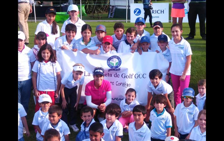 Azahara Muñoz (rosa) impartió una clínica para los niños de la escuela de golf del Guadalajara Country Club.  /