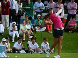 La golfista española Azahara Muñoz impartió un taller de golf a niños en el campo Guadalajara Country Club.  /