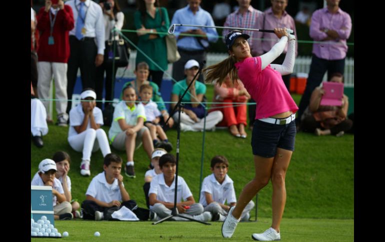 La golfista española Azahara Muñoz impartió un taller de golf a niños en el campo Guadalajara Country Club.  /