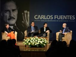 Los escritores Velasco (i), Hernández (2-i), Granados (2-d) y Volpi (d) en el homenaje a Carlos Fuentes. EFE /