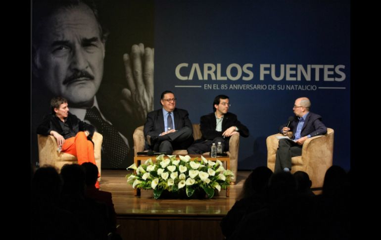 Los escritores Velasco (i), Hernández (2-i), Granados (2-d) y Volpi (d) en el homenaje a Carlos Fuentes. EFE /