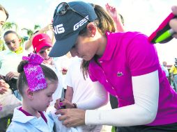 - Azahara Muñoz reparte un autógrafo a una niña, tras terminar la clínica que impartió en el Guadalajara Country Club.  /