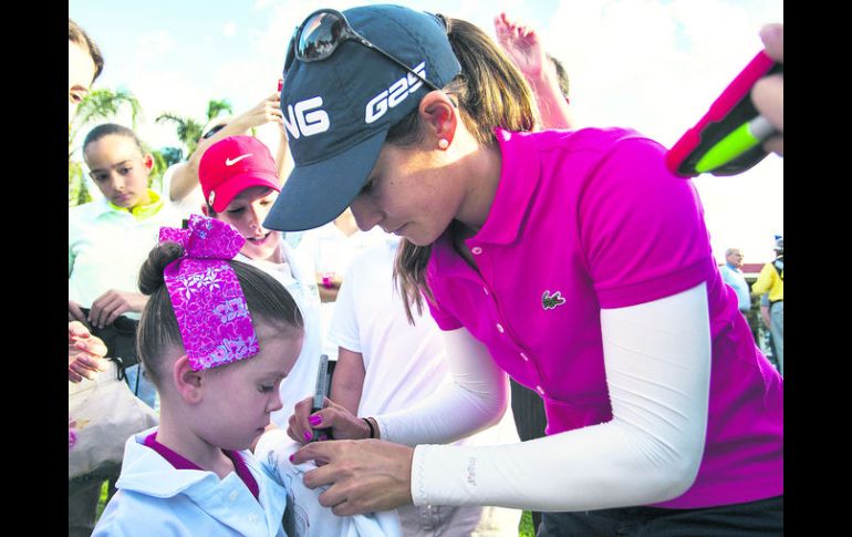 - Azahara Muñoz reparte un autógrafo a una niña, tras terminar la clínica que impartió en el Guadalajara Country Club.  /