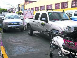 Andrés Terán. Una camioneta impide el paso para que quien requiera ocupar el lugar para discapacitados se estacione.  /