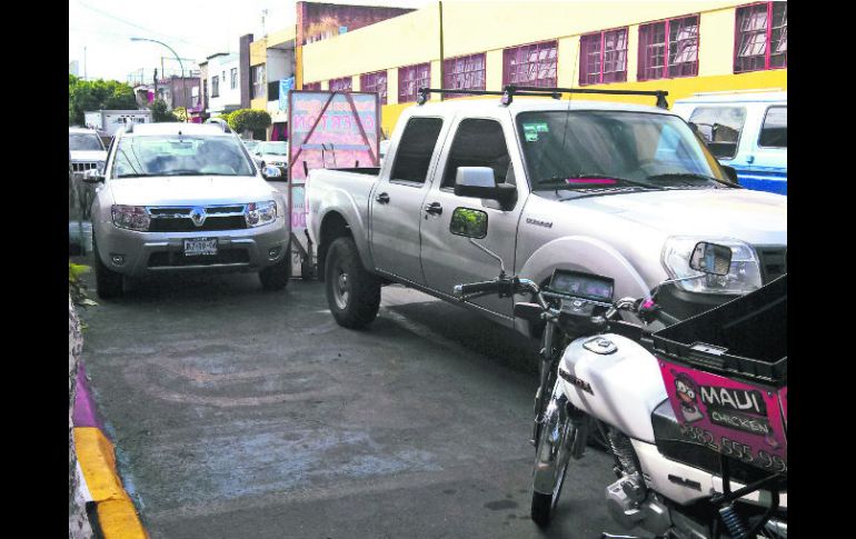 Andrés Terán. Una camioneta impide el paso para que quien requiera ocupar el lugar para discapacitados se estacione.  /