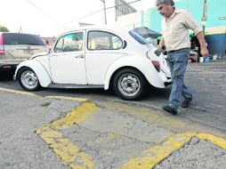 Un vehículo obstruye el paso frente a una rampa. El número de multas ha aumentado debido a la cooperación de autoridades municipales.  /