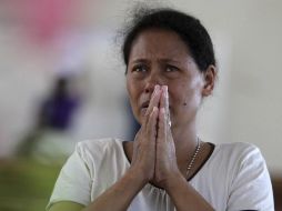 Una mujer reza en una iglesia devastada por el tifón en la localidad de Tacloban. EFE /