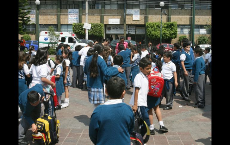 Los pequeños de Miravalle,  Oblatos y Santa Cecilia han recibido las pláticas. ARCHIVO /