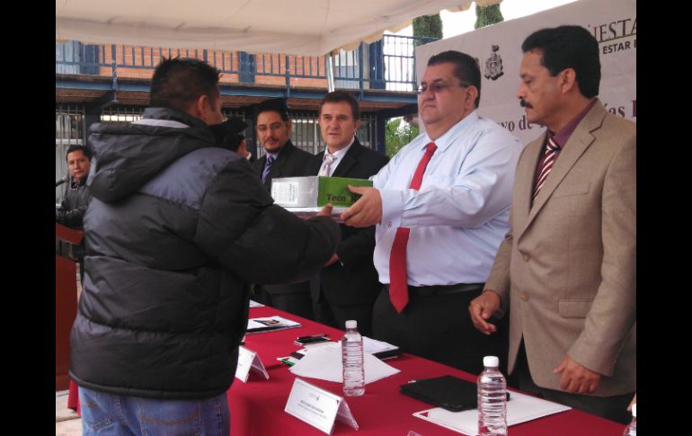 El secretario de Educación, Francisco Ayón, entrega computadora a docente beneficiado de convocatoria.  /