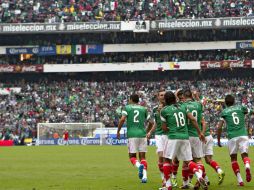 La afición mostró su alegría con la victoria del Tri. MEXSPORT /