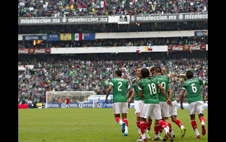 La afición mostró su alegría con la victoria del Tri. MEXSPORT /