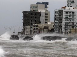 Fuertes lluvias y viento del frente frio 12 azotan la zona costera de Veracruz. SUN /