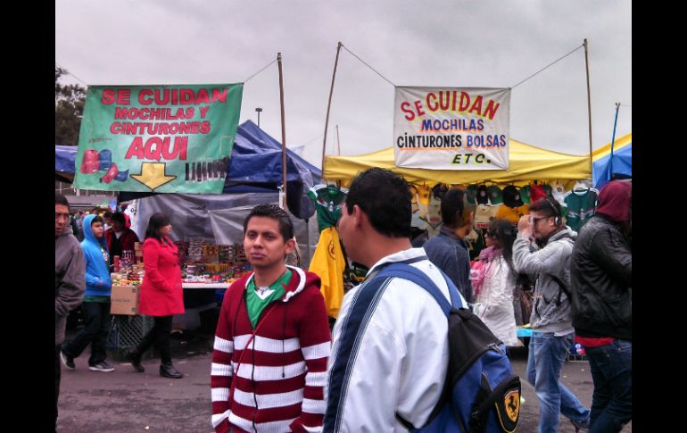 Los aficionados que acudieron al Azteca tenían a su alcance toda una baraja de servicios.  /