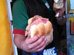 Las Super Tortas en la explanada del Estadio Azteca ofrecian gran variedad para los aficionados.  /