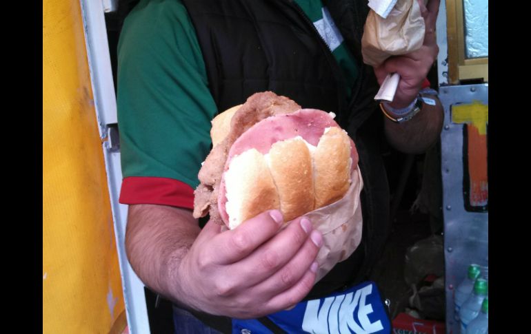 Las Super Tortas en la explanada del Estadio Azteca ofrecian gran variedad para los aficionados.  /