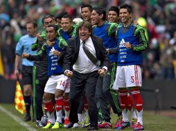 Herrera celebró con sus jugadores cada una de las anotaciones del Tri. MEXSPORT /