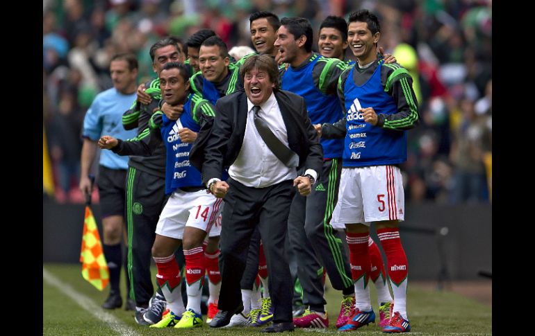 Herrera celebró con sus jugadores cada una de las anotaciones del Tri. MEXSPORT /