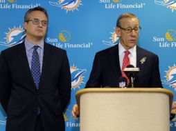 Stephen Ross (D), dueño de los Delfines, espera llegar al fondo de la situación que rodea a su equipo. ARCHIVO /