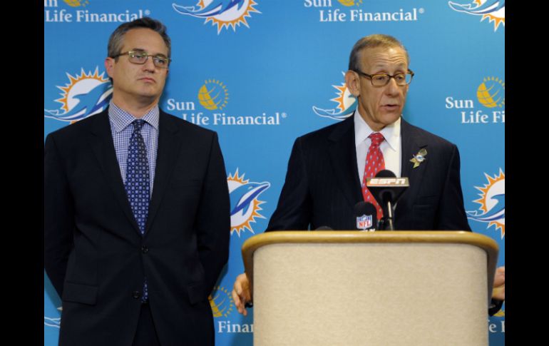 Stephen Ross (D), dueño de los Delfines, espera llegar al fondo de la situación que rodea a su equipo. ARCHIVO /