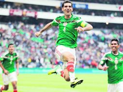 El capitán del Tri, Rafael Márquez, anotó el quinto gol de México ayer en el Estadio Azteca. AP /