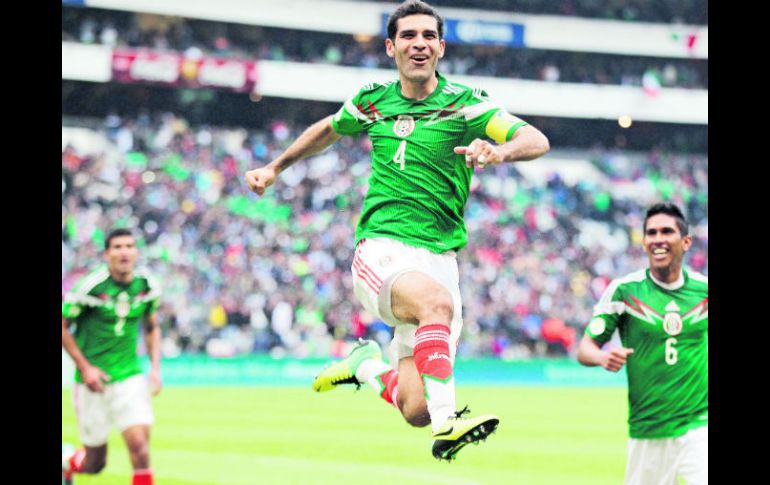 El capitán del Tri, Rafael Márquez, anotó el quinto gol de México ayer en el Estadio Azteca. AP /