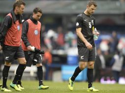 Los seleccionados neozelandeses terminaron del primer partido con un evidente golpe animico. AFP /